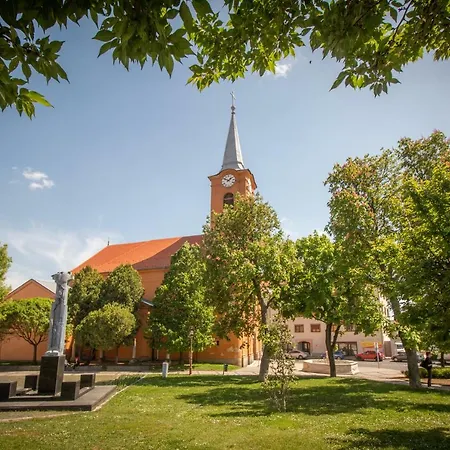 Keltaur With Garage Pětikostelí